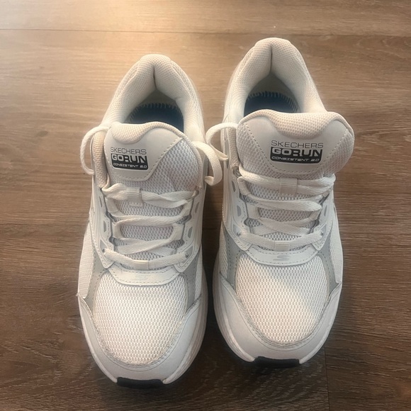 Skechers 5.5 White Sneakers Comfortable Athletic Design go run 2.0 - Picture 1 of 4